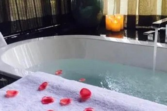 上海徐汇区水疗池中的失重冥想：当身体学会漂浮